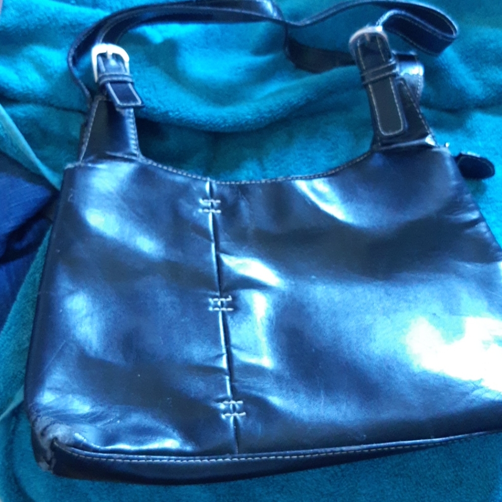 Black zippereed 3 sectioned handbag